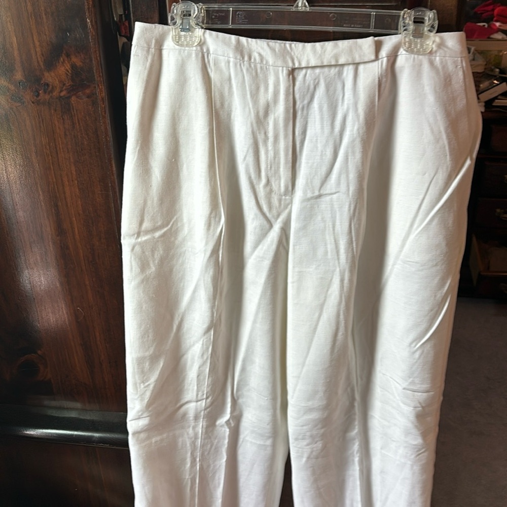 Talbot size 10 white linen pants. Made an Italy.  Made in Italy.